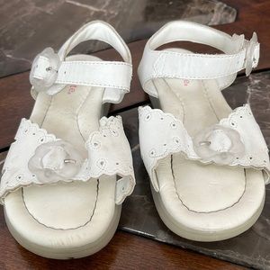 Tride rite white shoes gently used, size 10.5W.